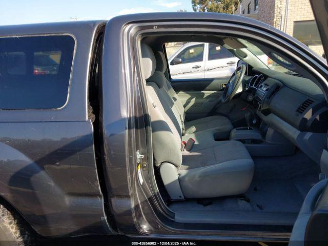 Toyota Tacoma Image 4