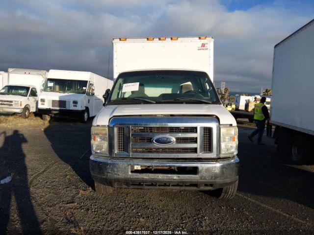 Ford E-350 Image 6