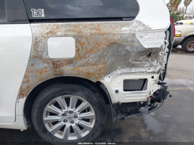 Toyota Sienna Limited 7 Passenger Image 3