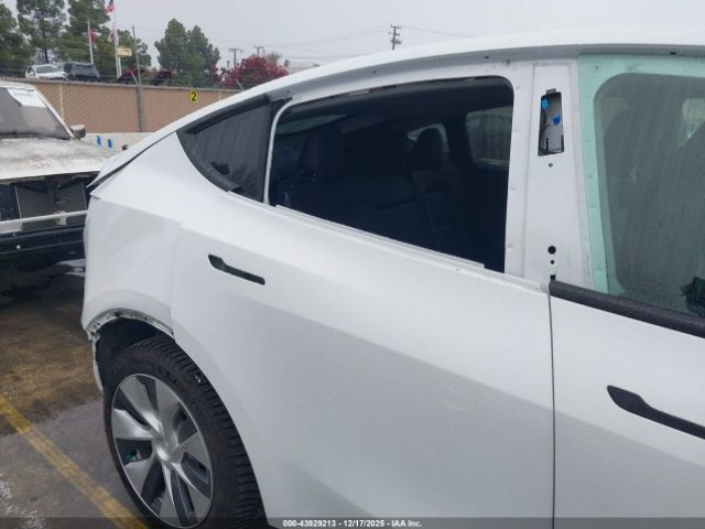 Tesla Model Y Long Range Dual Motor All-wheel Drive Image 3